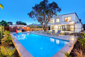 Amazing Backyard - MAX Entertain Beachside Retreat